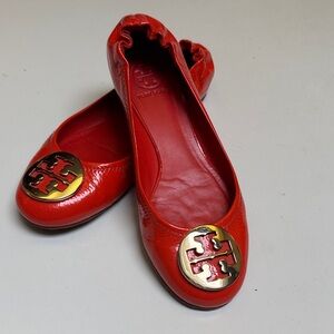Tory Burch orange Patent Leather ballet Flats Gold Logo sz 7 excellent preowned